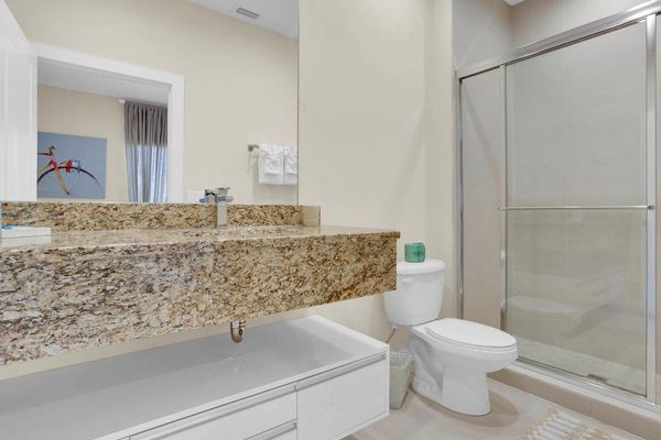 Two Twins Suite Bathroom 4
Upstairs
Shower