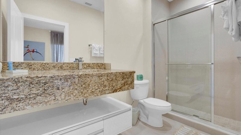 Two Twins Suite Bathroom 4
Upstairs
Shower