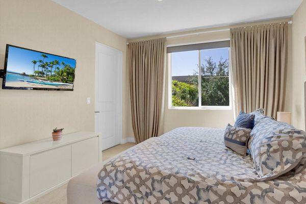 Master King Bedroom 2 (Angle)
40" TV