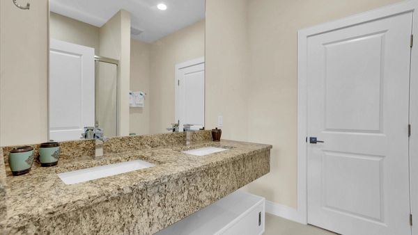 Master King Bathroom 2 Upstairs
Shower