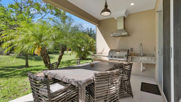 Patio Dining
Outdoor Kitchen