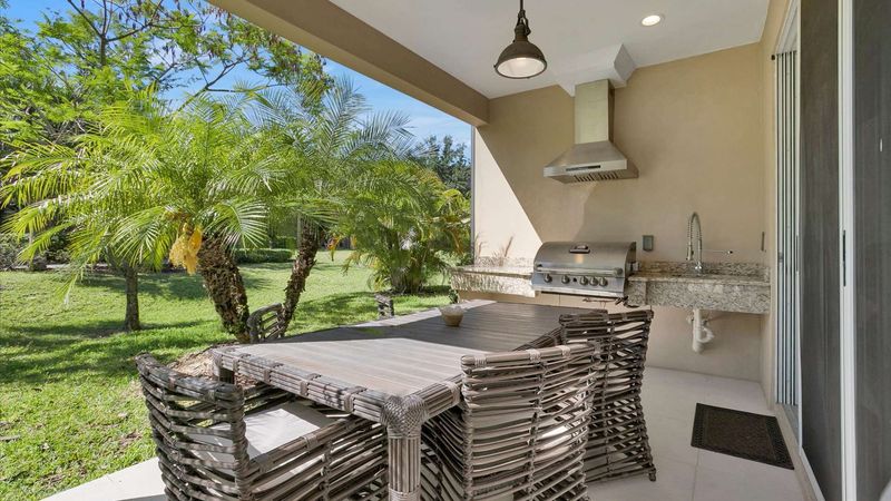 Patio Dining
Outdoor Kitchen