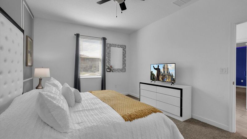 King Suite Bedroom 2 (Angle)
40" Smart TV