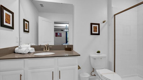 Twin/Double Suite Bathroom 6
Upstairs
Shower