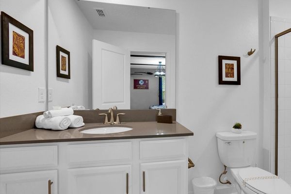 Twin/Double Suite Bathroom 6
Upstairs
Shower