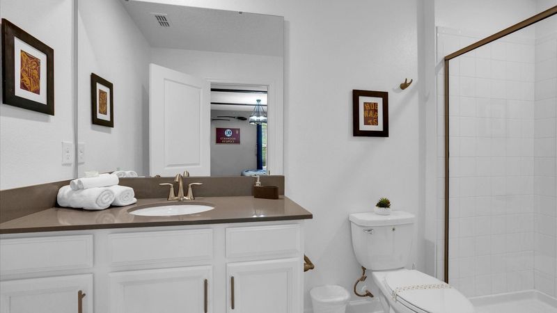 Twin/Double Suite Bathroom 6
Upstairs
Shower
