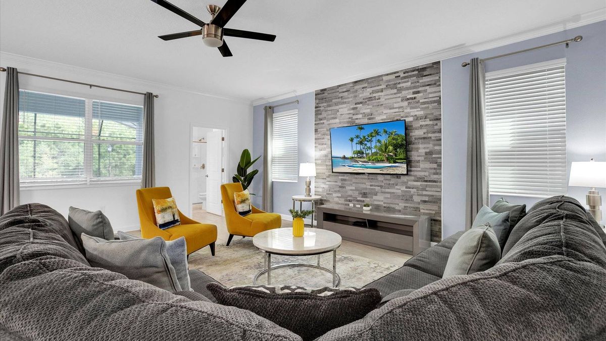 Living Room
65" Smart TV