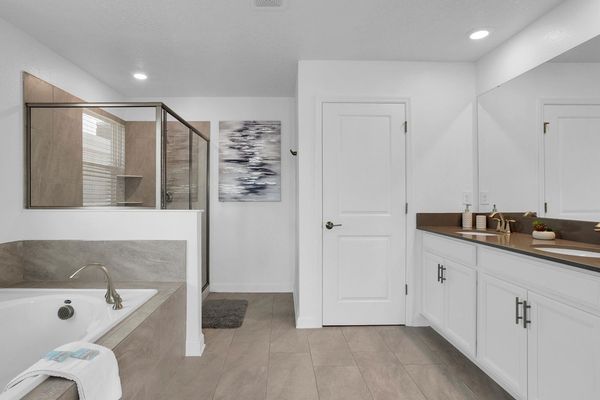 Master King Bathroom 1 Upstairs
Tub and Shower
