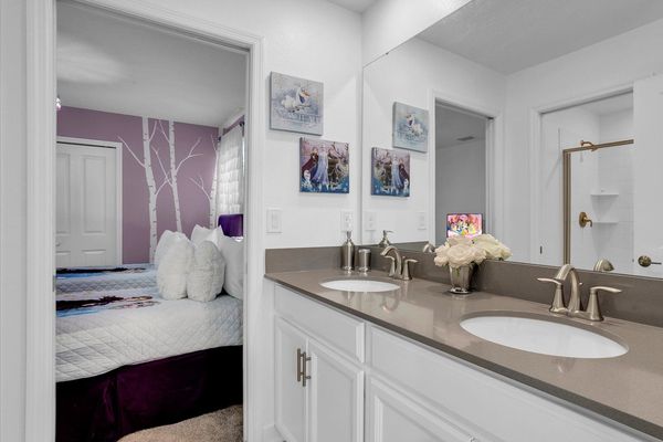 Shared Bathroom 3 Upstairs
Shower