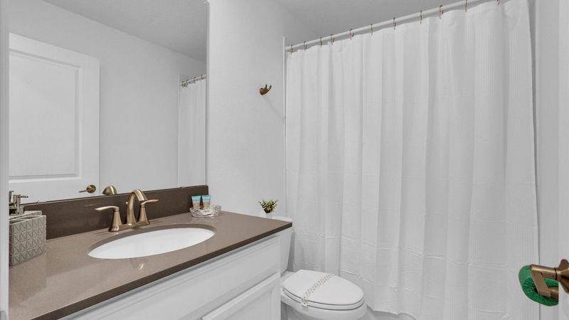 Hall Bathroom 4 Upstairs
Tub/Shower Combo