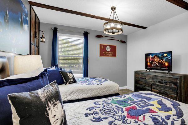 Twin/Double Bedroom 6 (Angle)
40" Roku TV