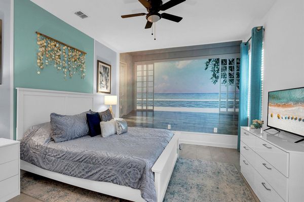 King Bedroom 7 Downstairs
40"  Smart TV