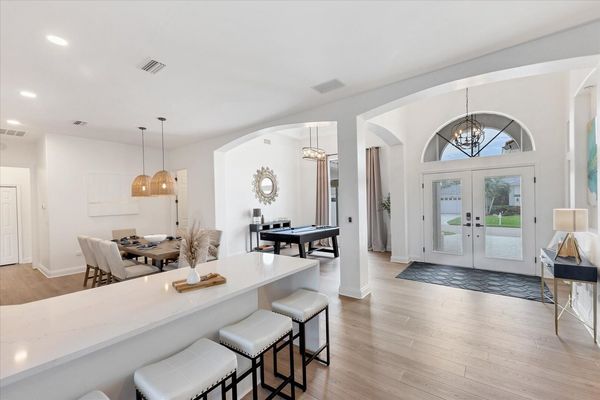 Breakfast bar with seating for 4