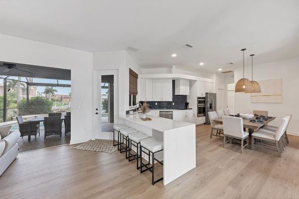 Breakfast bar with seating for 4