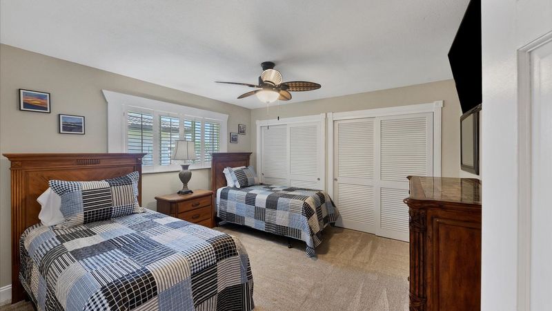 Third bedroom with two twin beds