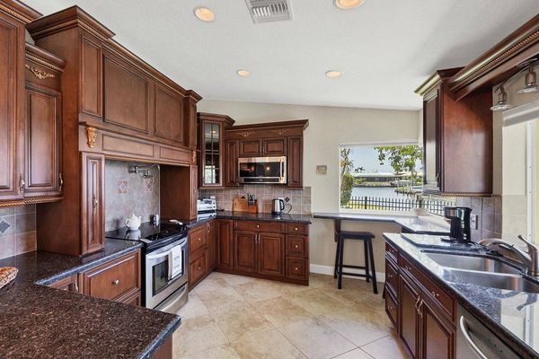 Gorgeous and spacious kitchen