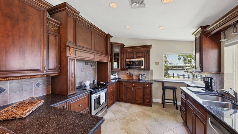 Gorgeous and spacious kitchen