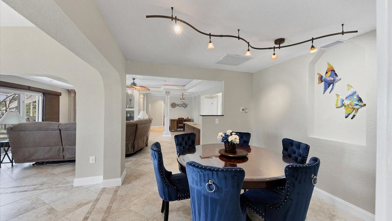 Seating for 6 at the dining table
