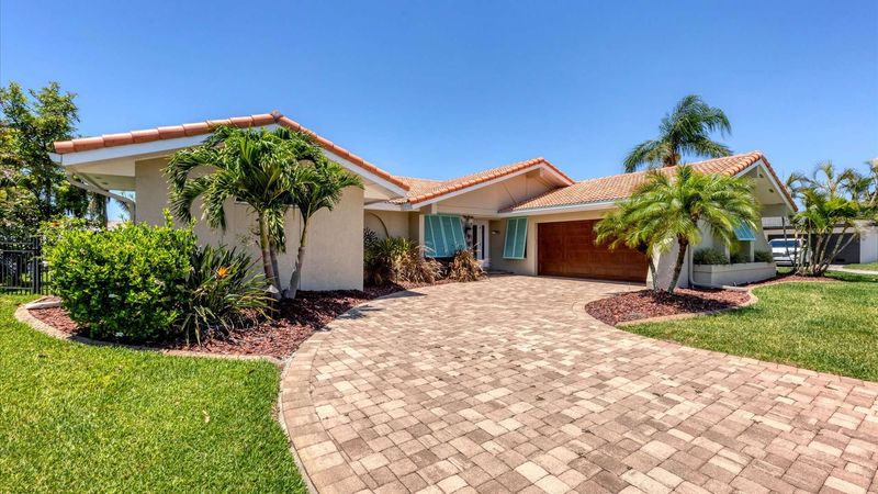 Spacious driveway