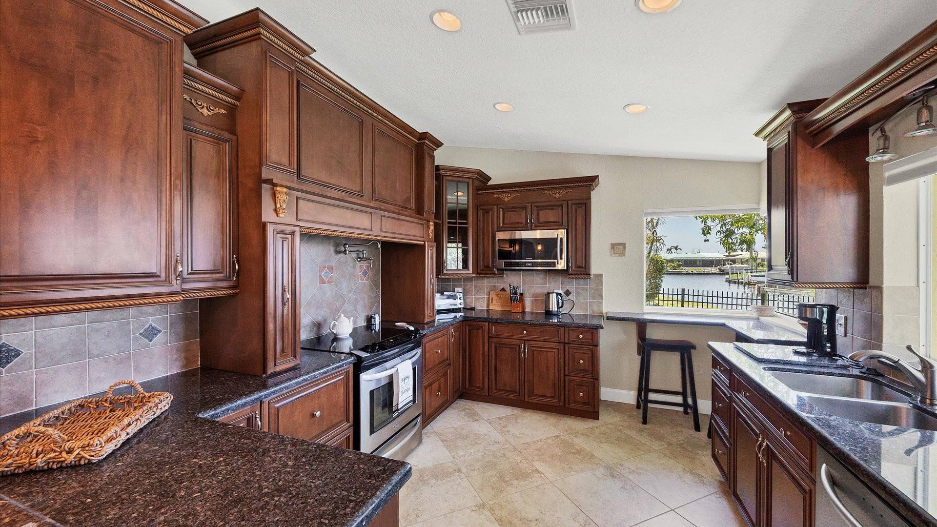 Gorgeous and spacious kitchen
