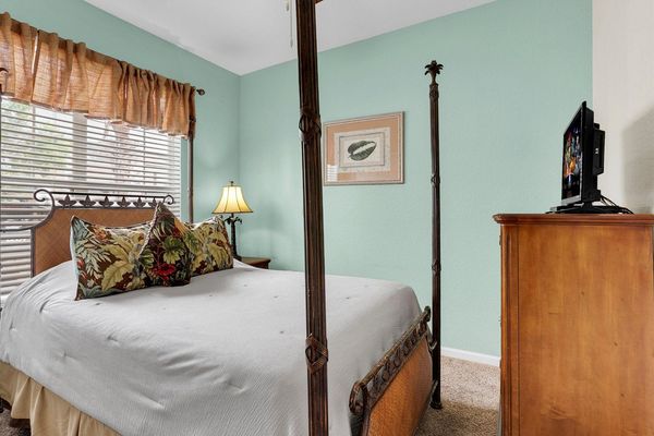 Queen Bedroom 3 Downstairs
Shared Bathroom