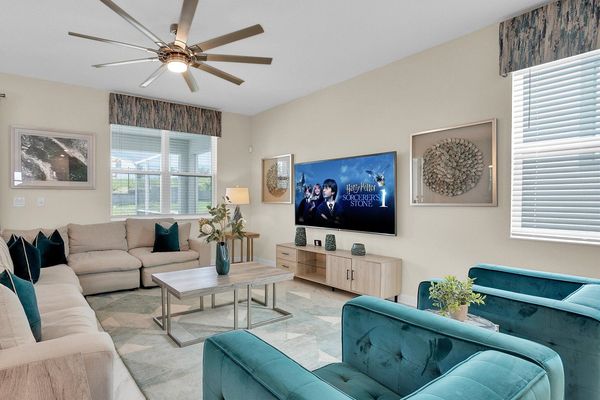 Living Room
75" Smart TV