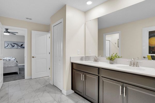 Shared Bathroom 3 Upstairs
Shower