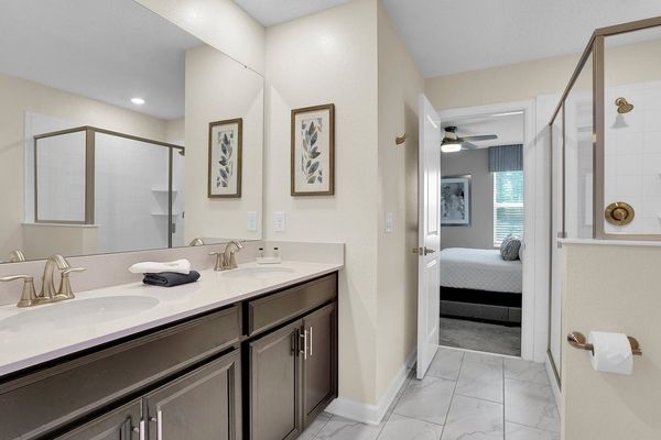Shared Bathroom 4 Upstairs
Shower