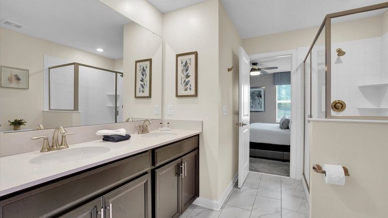 Shared Bathroom 4 Upstairs
Shower