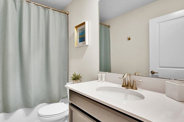 Hall Bathroom 5 Upstairs
Tub/Shower Combo