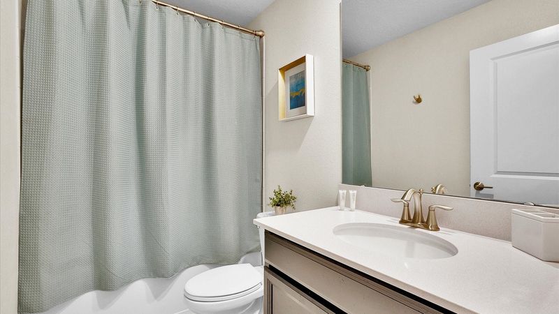 Hall Bathroom 5 Upstairs
Tub/Shower Combo
