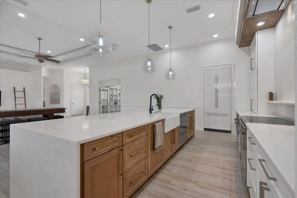 Beautiful, spacious kitchen with top of the line appliances