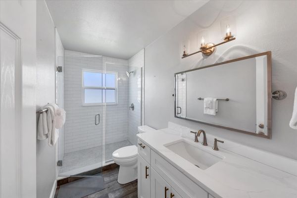 Second Bathroom
Walkin Shower