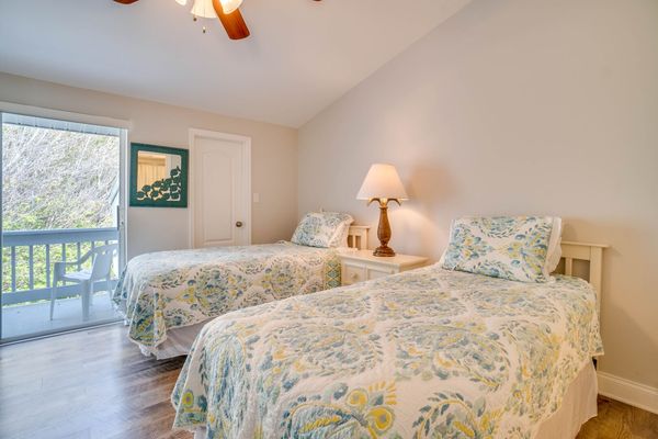 Bedroom 2 - 2 Twin Beds