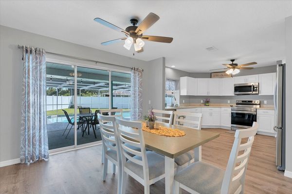 Seating for 6 at the dining table