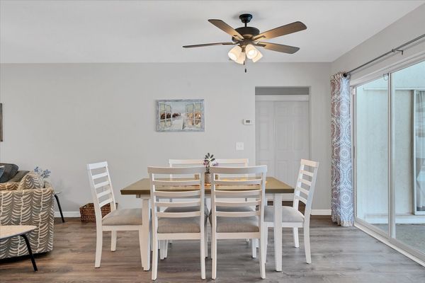 Seating for 6 at the dining table