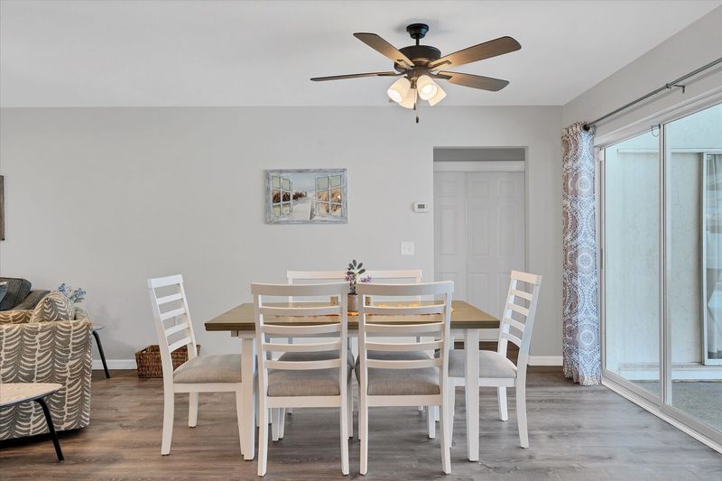 Seating for 6 at the dining table