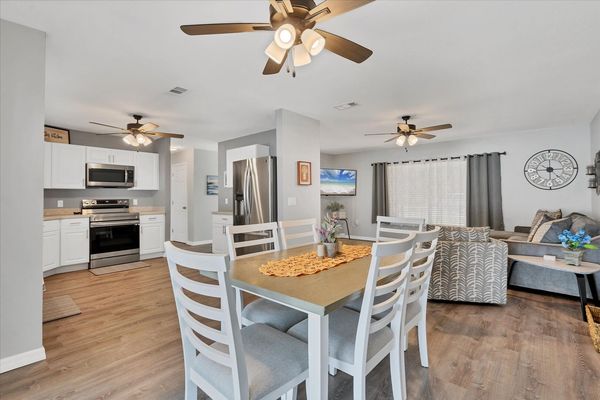 Seating for 6 at the dining table