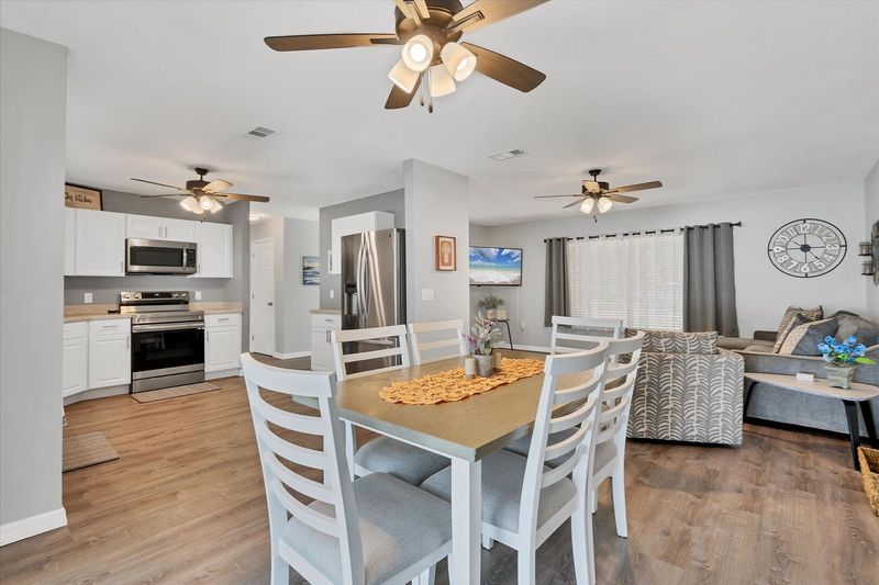 Seating for 6 at the dining table