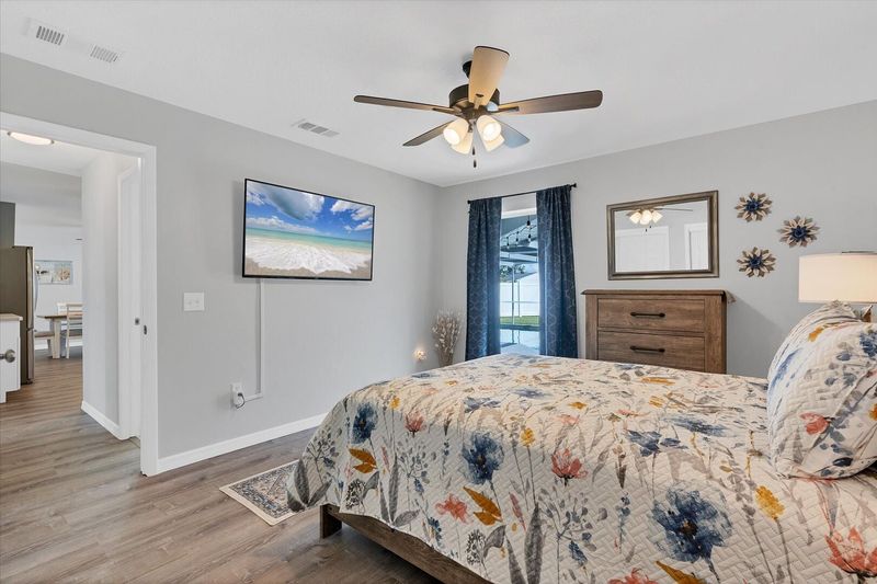 Queen bedroom with lanai access