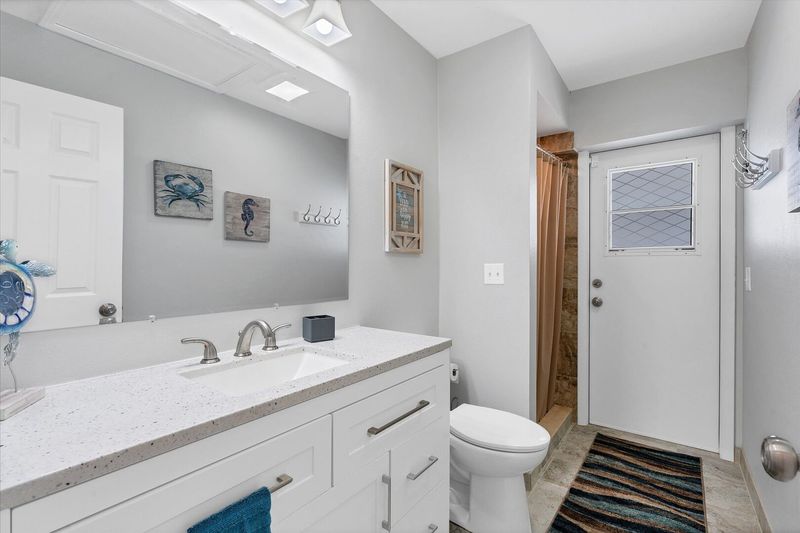 Second bathroom with lanai access