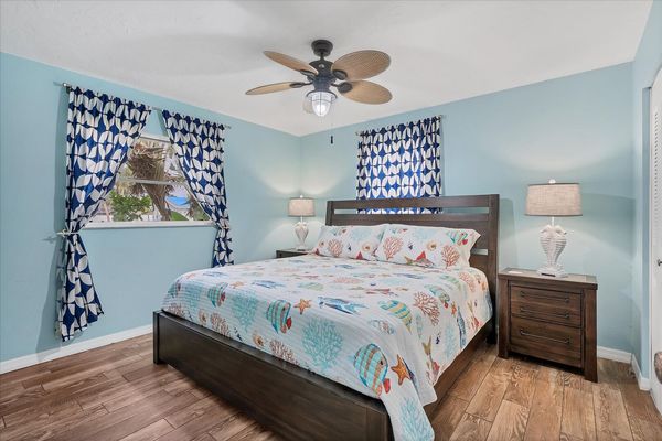 Second bedroom with King bed.
42” Roku TV