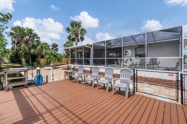 Spacious dock, cleaning station, water and electricity
Enjoy the snook lighting at night in the canal (Boat lift not available)
