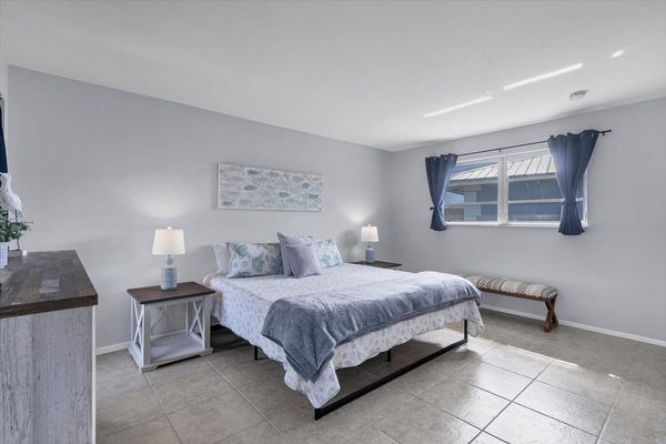 Second Bedroom with king bed no tv