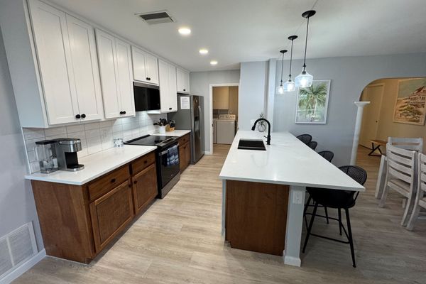 Open, fully-equipped kitchen overlooking the diningarea and living room