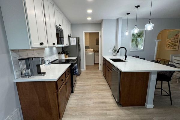 Open, fully-equipped kitchen overlooking the diningarea and living room