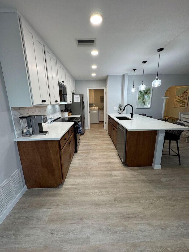 Open, fully-equipped kitchen overlooking the diningarea and living room