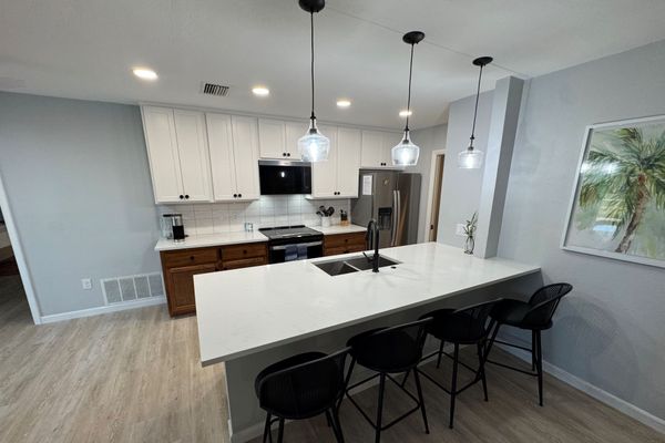 Open, fully-equipped kitchen overlooking the diningarea and living room