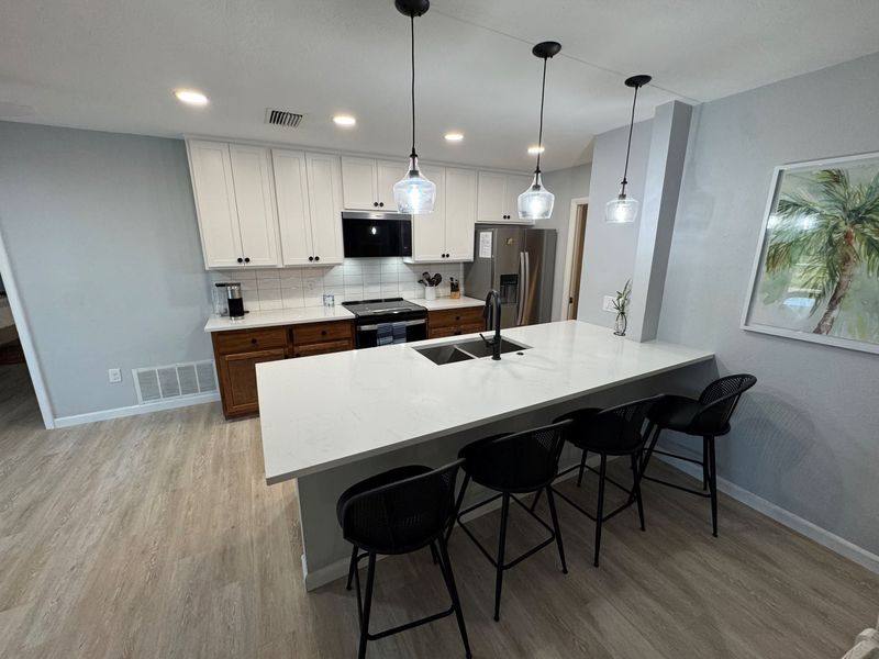 Open, fully-equipped kitchen overlooking the diningarea and living room