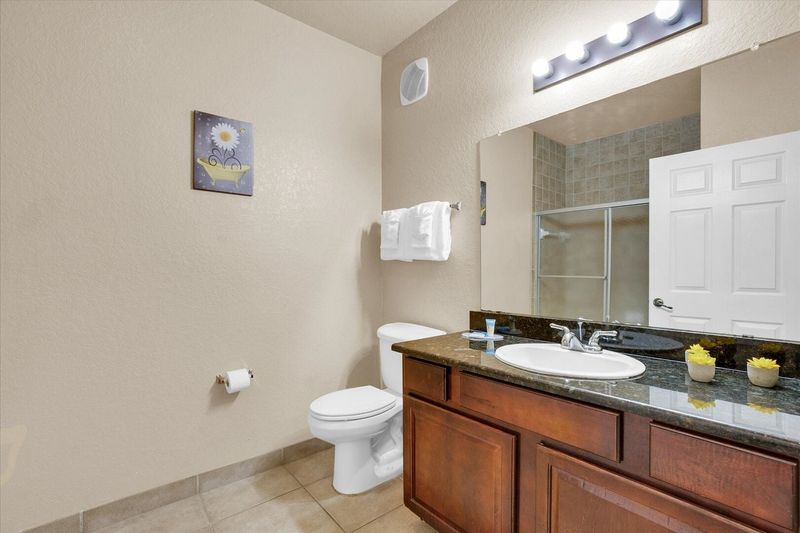 Hall Bathroom 2
Tub/Shower Combo